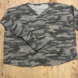 Coin 1804 La Women's Size Large Green Camouflage Soft V Neck Fleecy Sweater